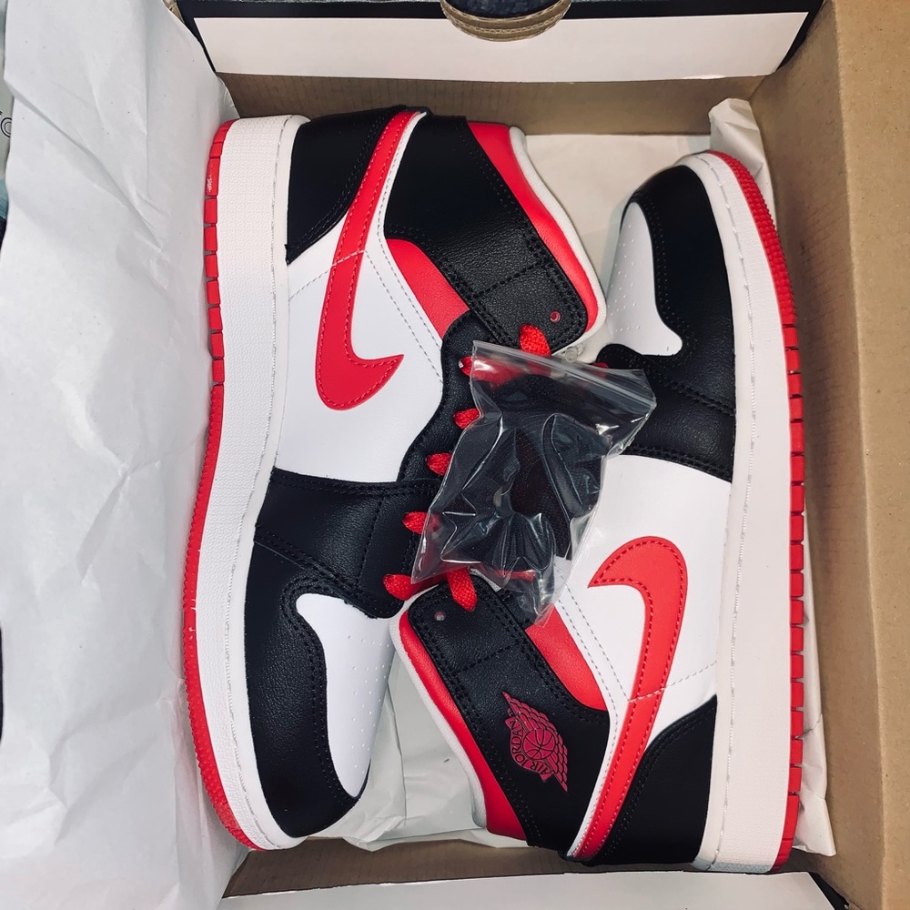 Nike Air Jordan 1 Mid Very Berry
